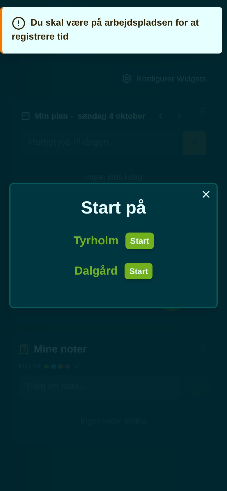 Beskeden Du skal være på arbejdspladsen for at registrere tid øverst på mobilen