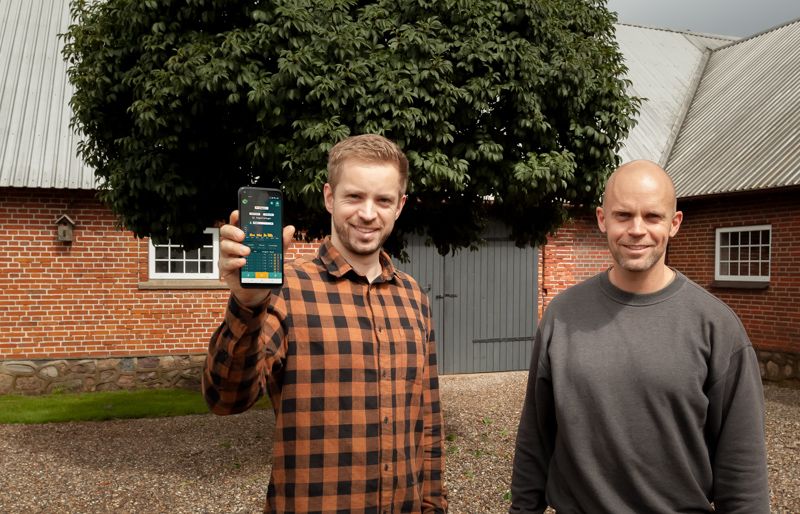 Emiel Broeders, stifter af FarmHelp, sammen med FarmHelps første kunde på gårdspladsen